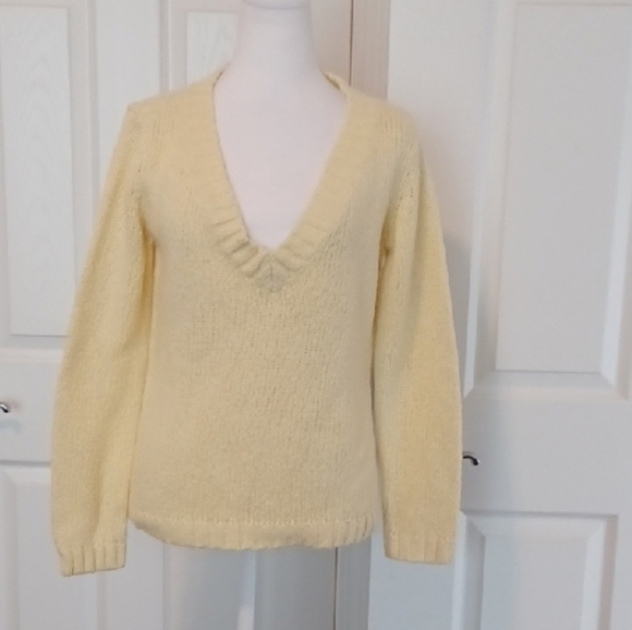 🍭🌺V-Neck Yellow Sweater - Picture 9 of 9